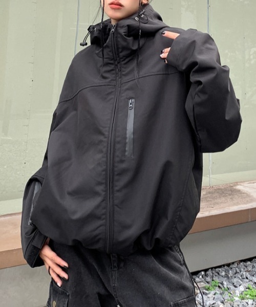 ユニセックスで着用可能。スプリングマウンテンパーカー（マウンテン
