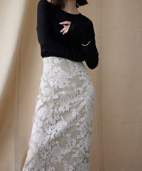 anuans（アニュアンス）の「エンブロイダリーレースタイトスカート