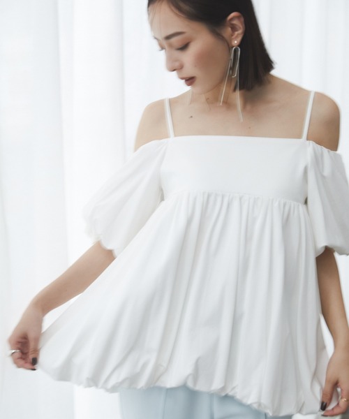 anuans（アニュアンス）の「オフショルダーバルーンキャミソール