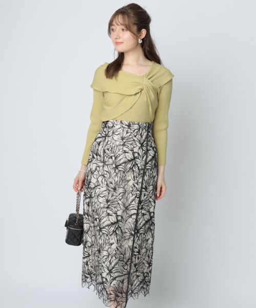 Apuweiser-riche（アプワイザーリッシェ）の「ライン刺繍タイト