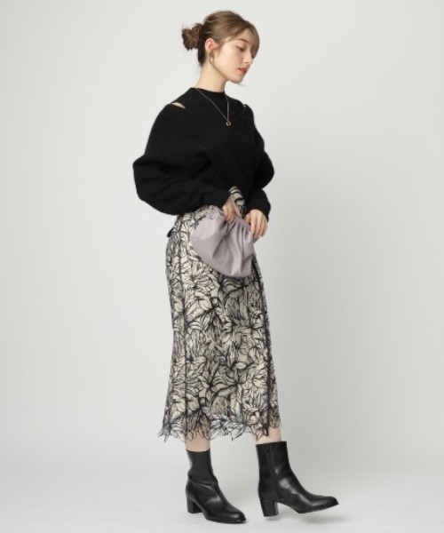 Apuweiser-riche（アプワイザーリッシェ）の「ライン刺繍タイト