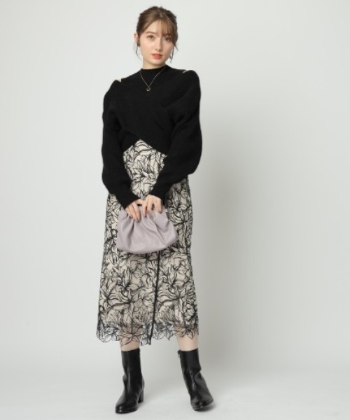 Apuweiser-riche（アプワイザーリッシェ）の「ライン刺繍タイト