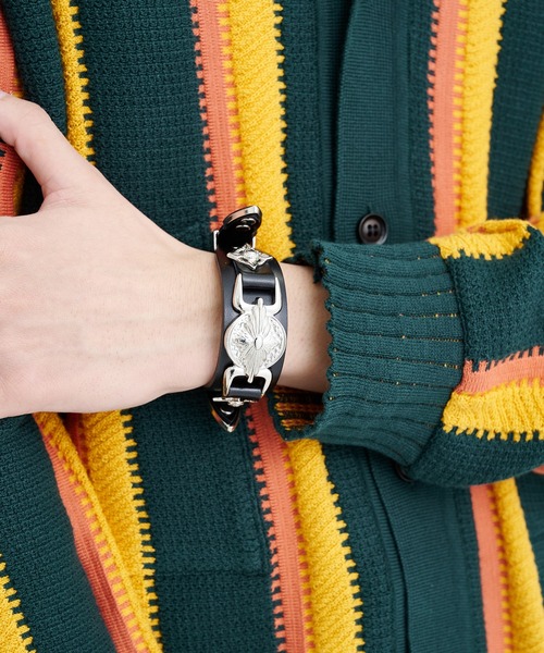 Double buckle leather bangle（バングル/リストバンド）｜TOGA