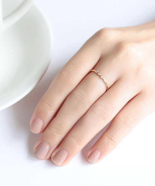 NOIR DE POUPEE（ノワールドプーペ）の「K10 3粒ダイヤ スクエアリング