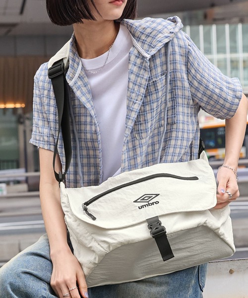 UMBRO/アンブロ 別注 ロゴ刺繍 ナイロンメッセンジャーバッグ