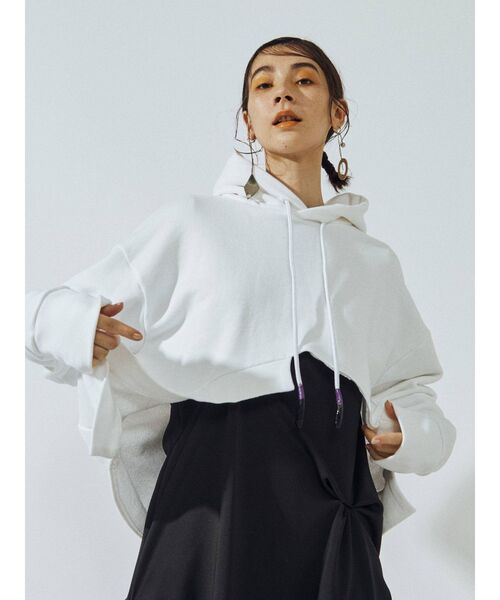 UN3D.（アンスリード）の「ヘムカットショートフーディー（パーカー