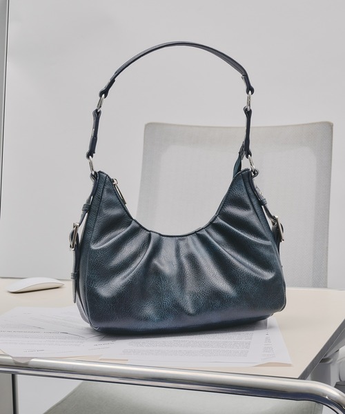 selle glant（セレグランテ）の「SIDE DESIGN TUCK HALF MOON BAG