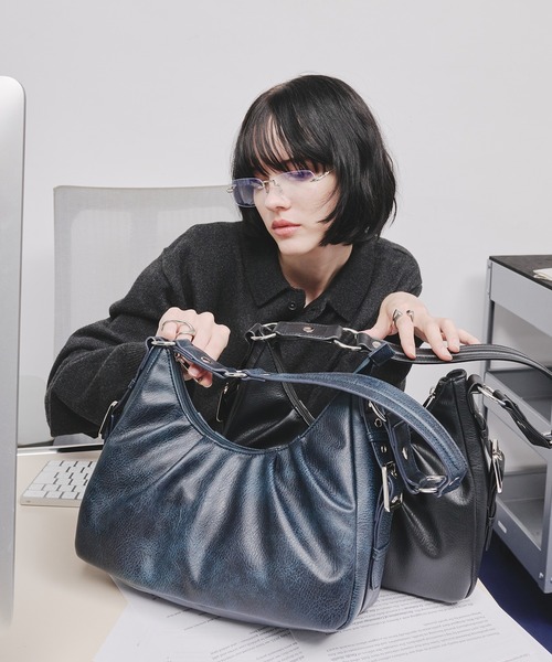 selle glant（セレグランテ）の「SIDE DESIGN TUCK HALF MOON BAG