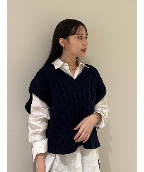 Mila Owen（ミラオーウェン）の「クロップドVネックケーブルニット