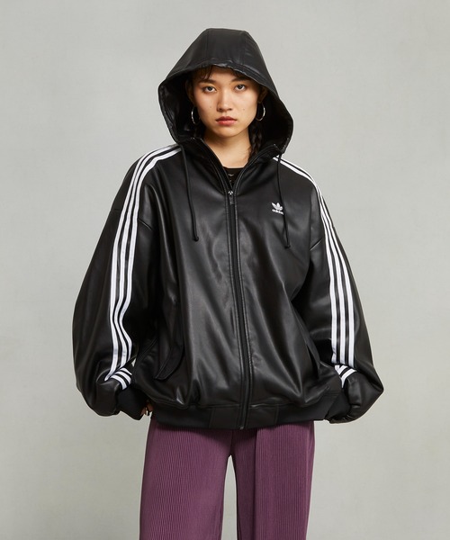 adidas（アディダス）の「Adilenium オーバーサイズ フェイクレザー