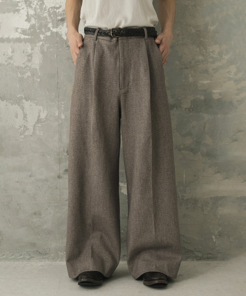 Camphor wood（カンファーウッド）の「1tuck wide baggy tweed slacks