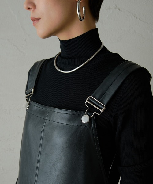 LOUNGEDRESS（ラウンジドレス）の「フェイクレザージャンパースカート