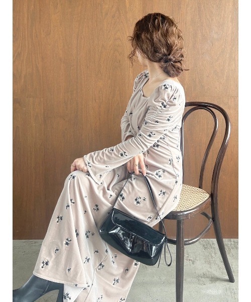 FRAY I.D（フレイアイディー）の「スクエアネックベロア刺繍ワンピース