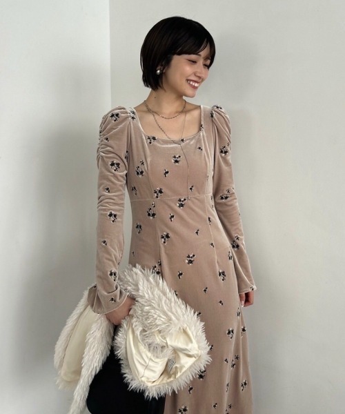 FRAY I.D（フレイアイディー）の「スクエアネックベロア刺繍ワンピース