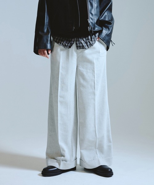 Camphor wood（カンファーウッド）の「2tuck wide baggy slacks / 2
