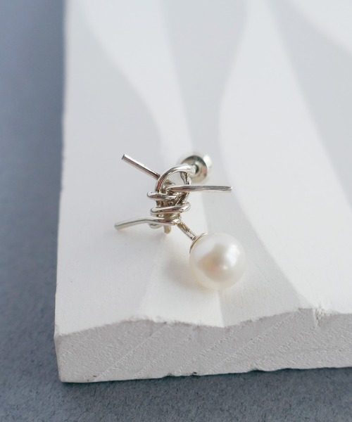 e.m.（イーエム）の「パール有刺鉄線ピアス（ピアス（片耳用））」 - WEAR
