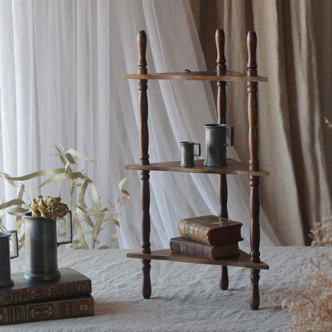 アンティークのシェルフでお洒落に壁を飾る – チェルシーオールド