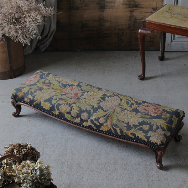 手刺繍が美しいヴィクトリアン フットスツール（横幅98cm） イギリス