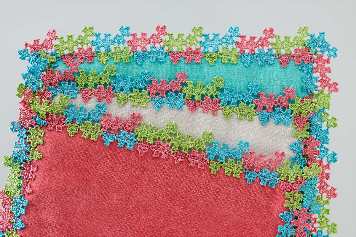 ポップなカラーや、エレガンスなデザインのハンカチで夏を彩る