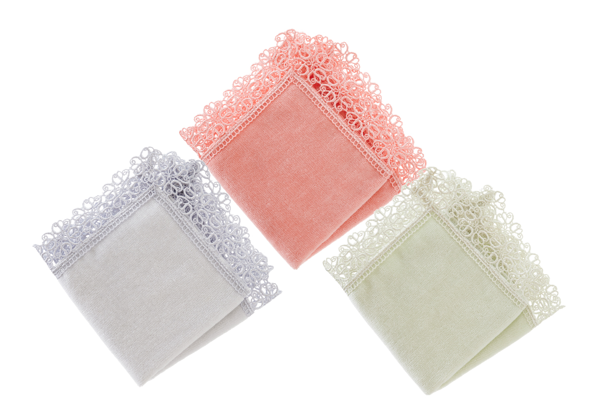 ポップなカラーや、エレガンスなデザインのハンカチで夏を彩る