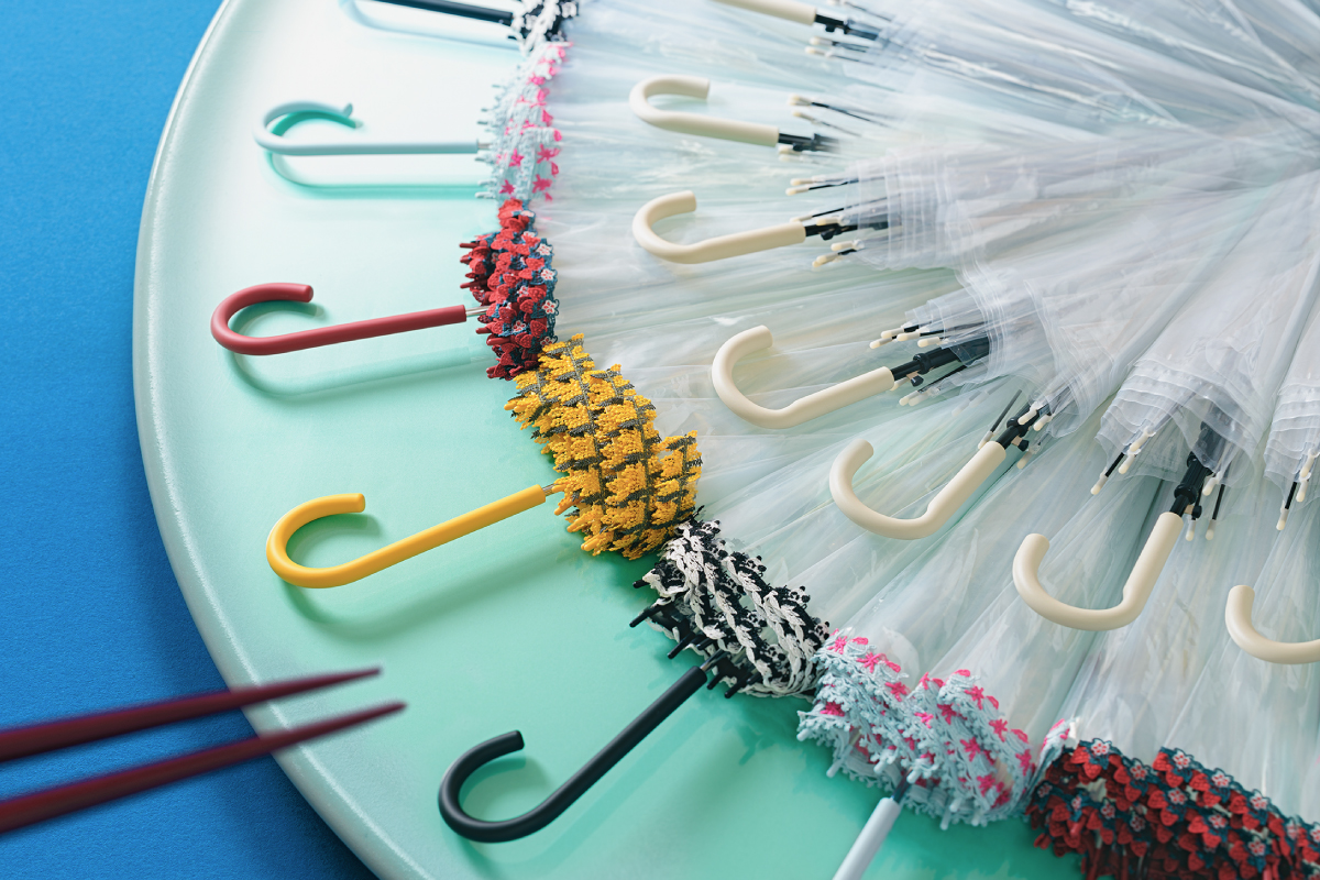 雨の日のお出かけも楽しく！レースで飾られたビニール傘「ハッピー