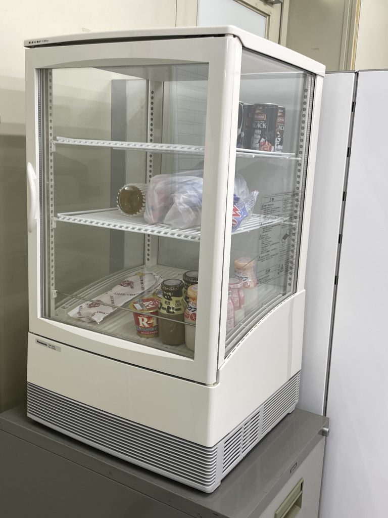 施工事例】卓上型冷蔵ショーケース Panasonic製 SMR-CZ65F | プレハブ