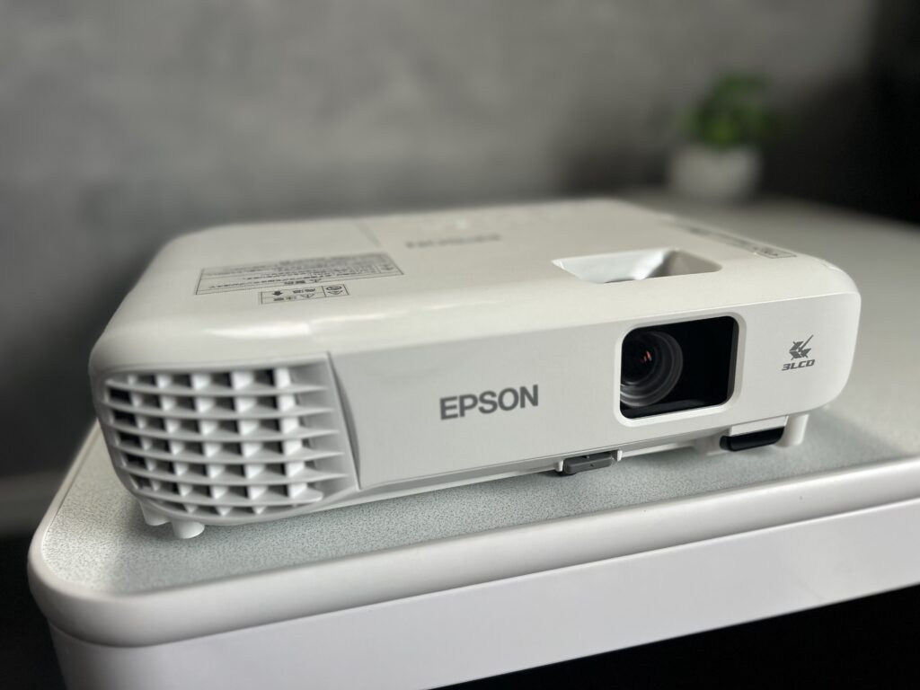 一番お手頃なエントリーモデル】EPSON EB-E01を徹底レビュー【昼でも