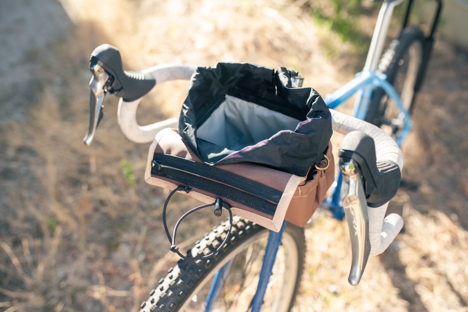 OUTERSHELL ADVENTURE】新機能搭載！Drawcord Handlebar Bag – 2024