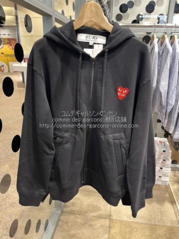 プレイ コムデギャルソン フード付パーカー 縦に重なるW赤ハート-黒