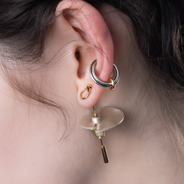 GOSSAMER ショートバー ダイヤモンド ピアス