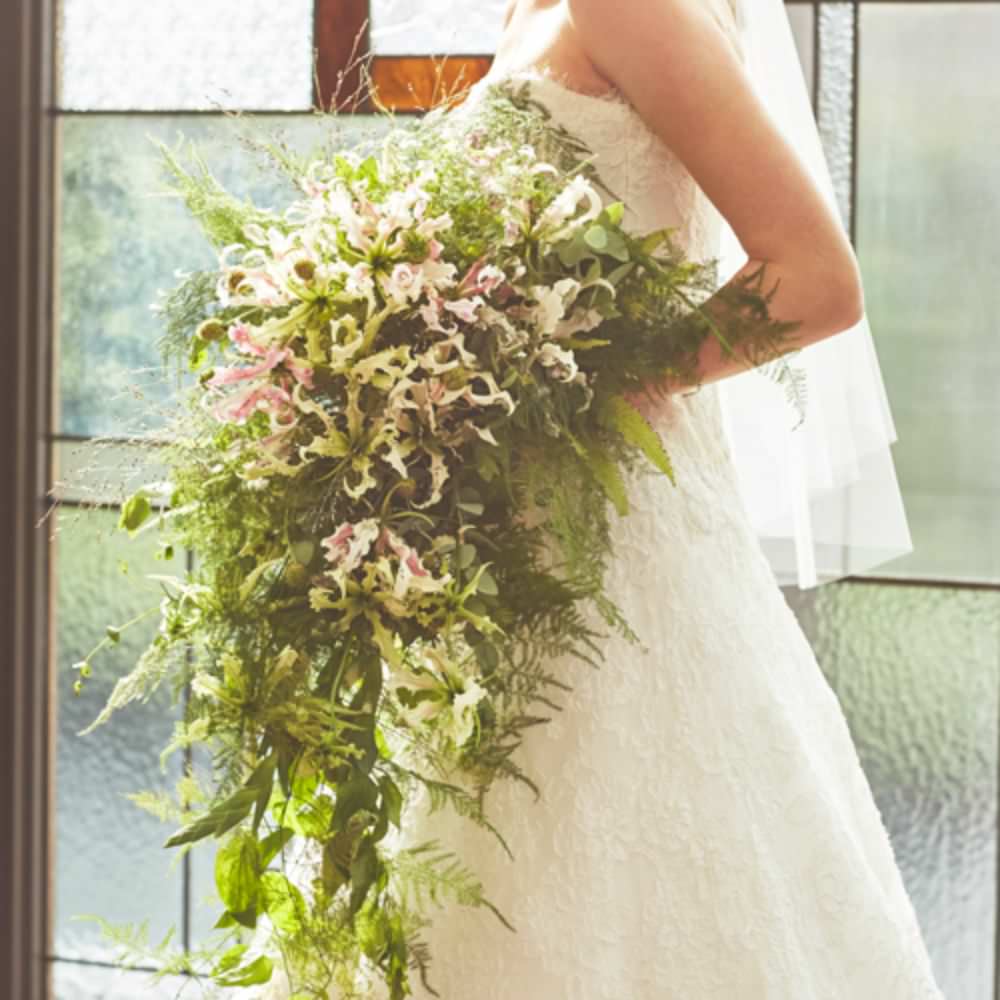生花】キャスケードブーケ 【結婚式 フラワー 生花 ブーケ ブートニア