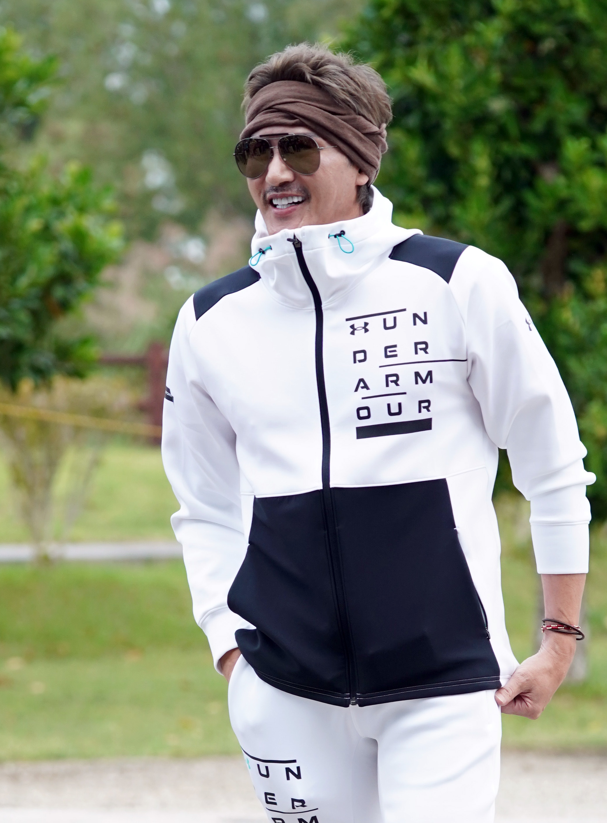 フォト特集】新庄ビッグボス、今日は黄金スニーカーに白黒ジャージー