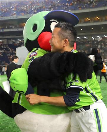 つば九郎 石川雅規の23年連続勝利を祝福 ファン「かつおくんの200勝の