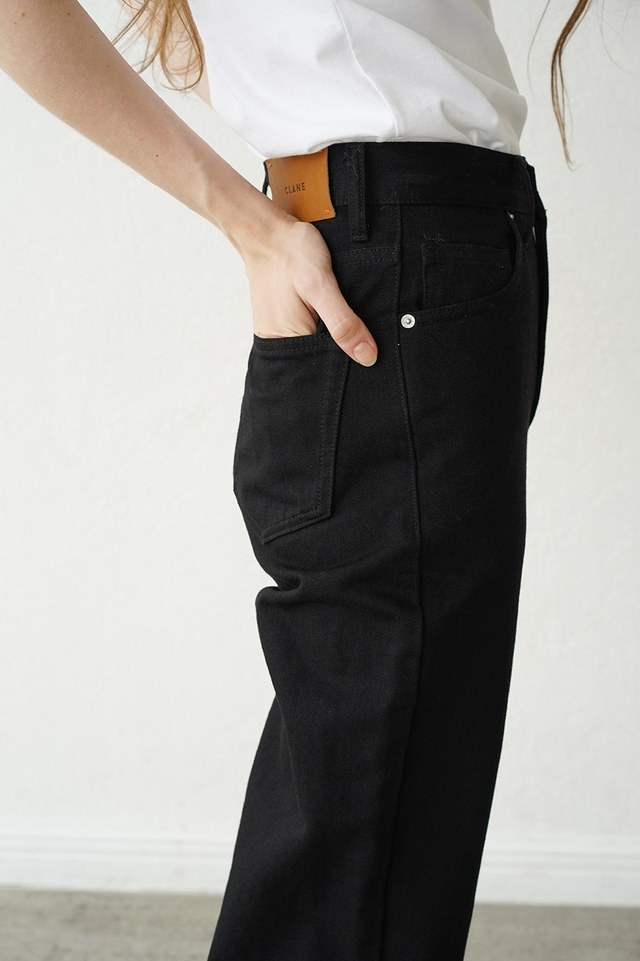 CLANEから新型デニム登場。スタイルアップして見せてくれる美脚デニム