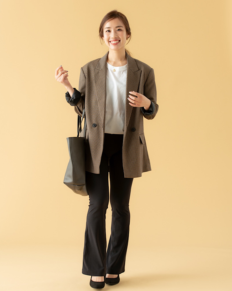 脚が太く見えない「ルルレモンのフレアレギンス」は、通勤コーデに