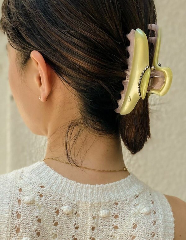 夏アレンジ】太陽の日差しにとけ込むヘアクリップスタイル | acca