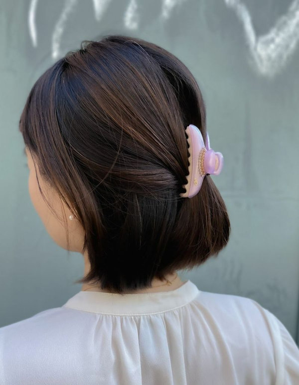 夏アレンジ】太陽の日差しにとけ込むヘアクリップスタイル | acca