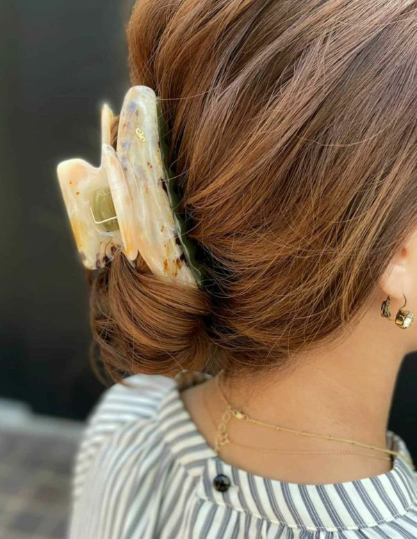 最旬】くすみカラーをとりいれた秋のヘアクリップ | acca(アッカ