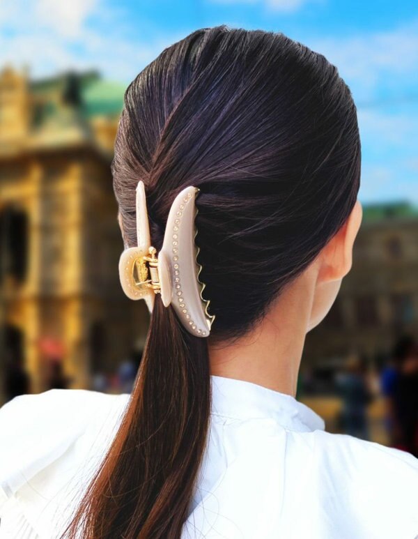 冬に際立つティアラクイーンクリップのエレガントな魅力 | acca(アッカ