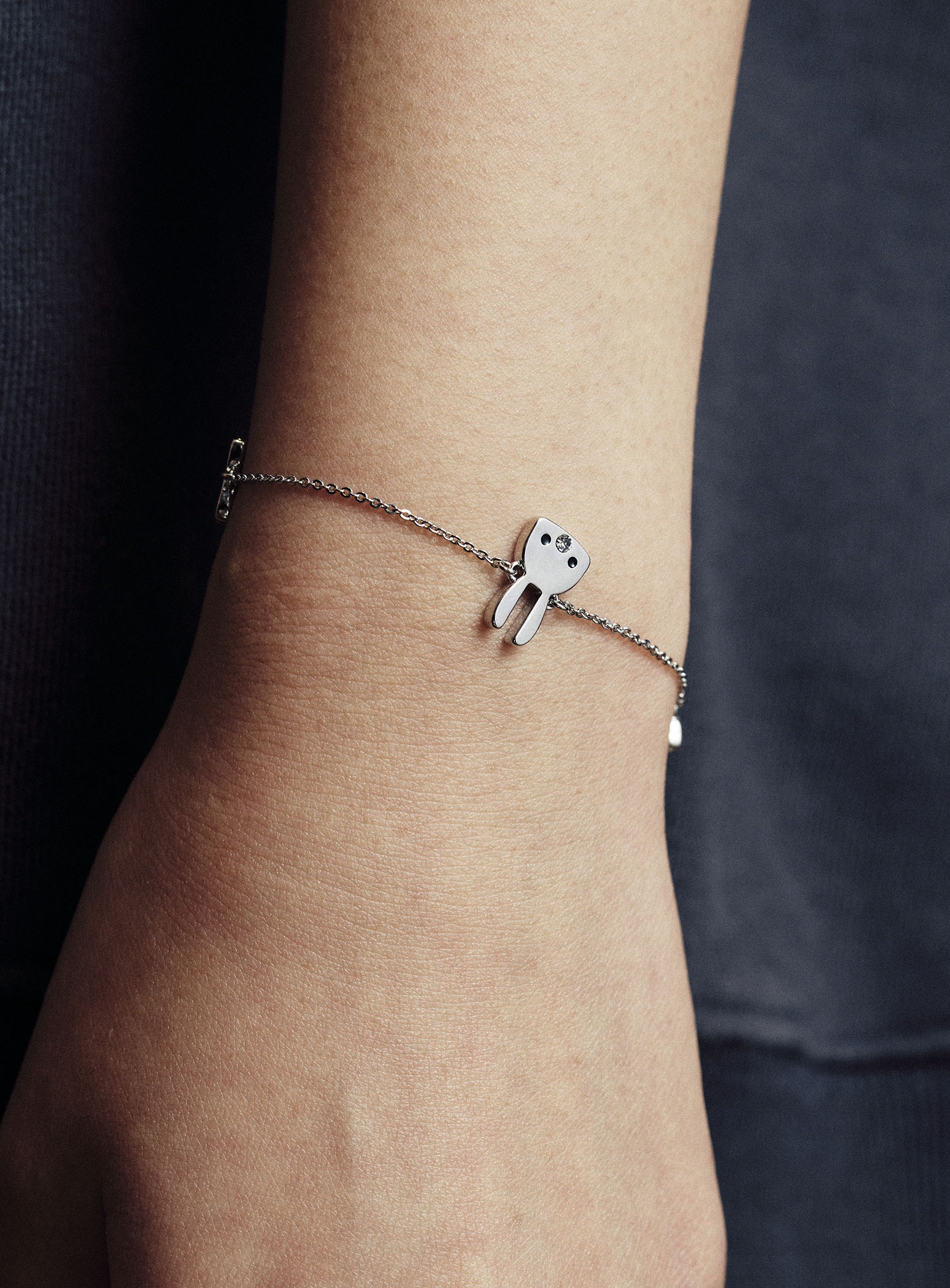 石を食べてるウサギブレスレット｜ウサギがいる｜CUNE ONLINE STORE