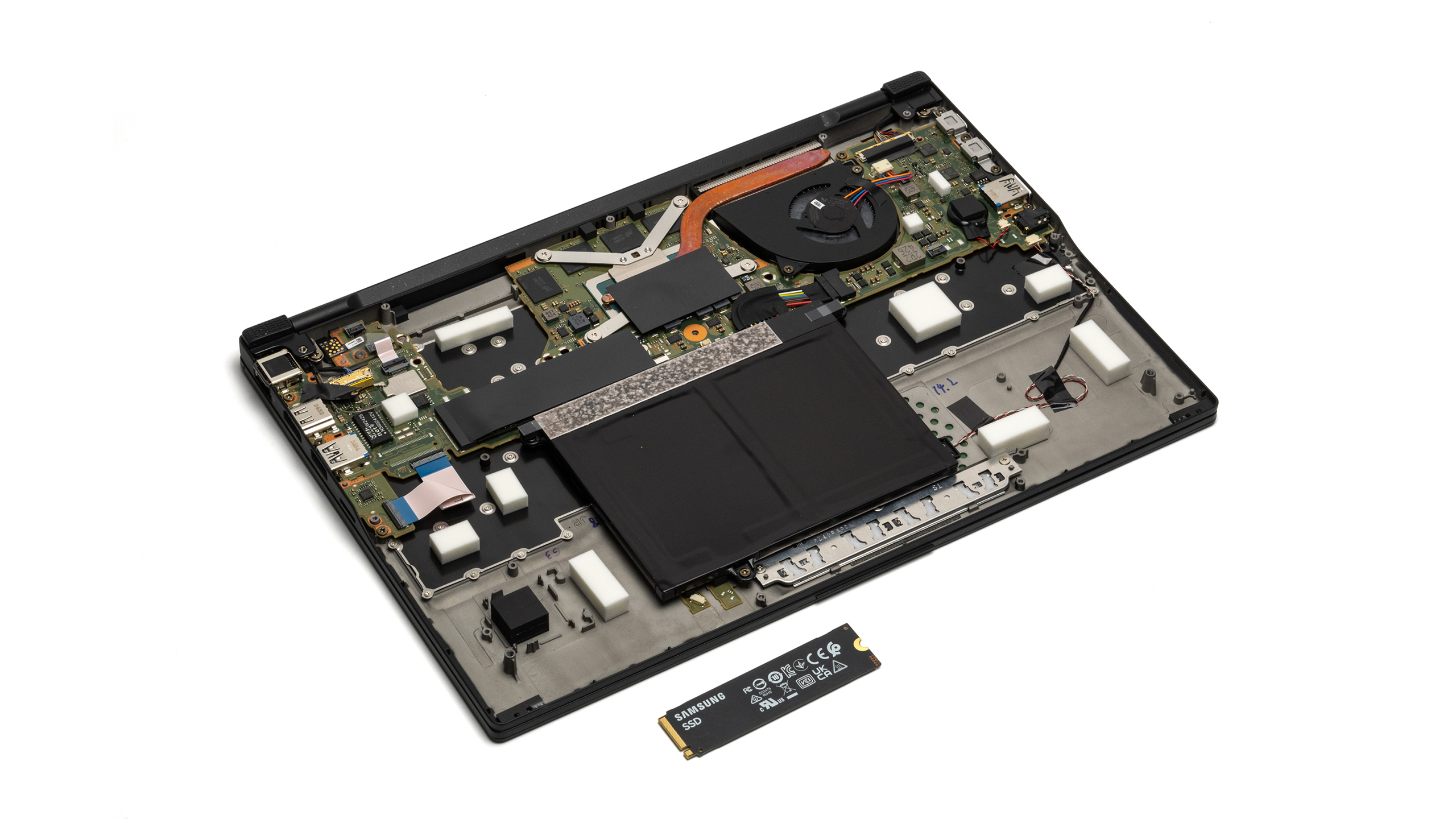 LIFEBOOK WU-X/H1 のSSDを交換して容量を増やした | でこにく