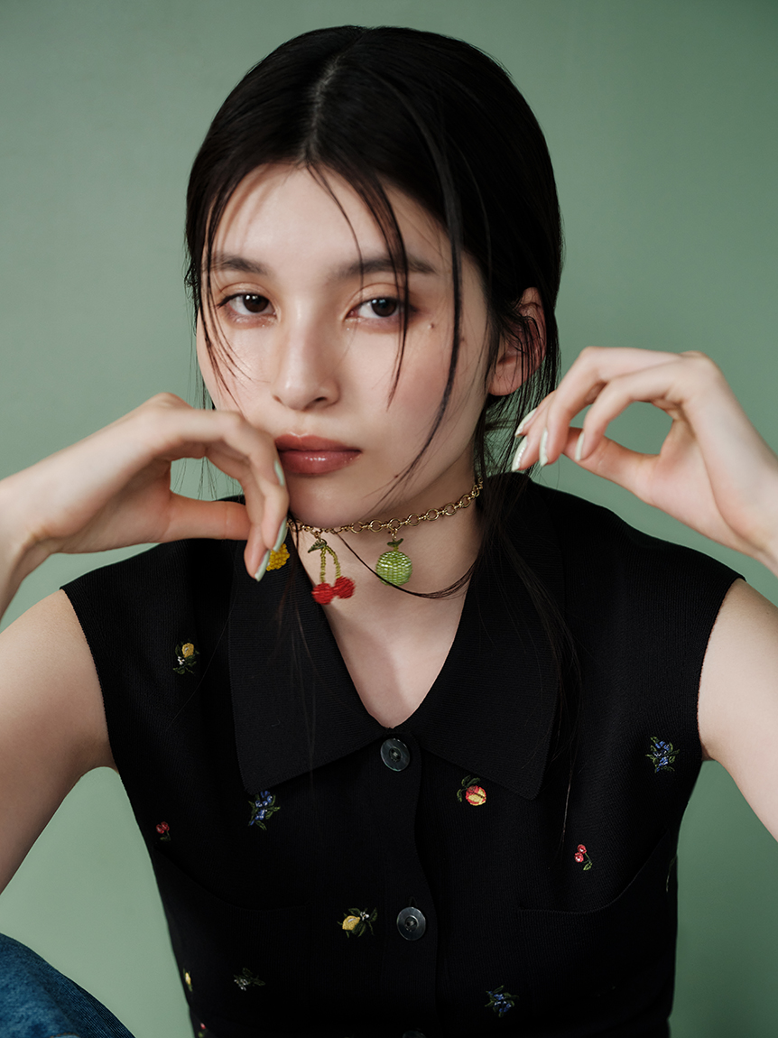 フルーツ刺繍ポロカラーノースリニットジレ／接触冷感(ニット