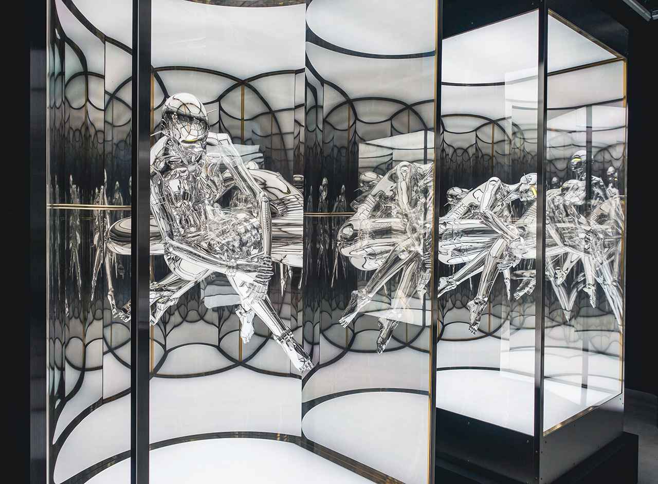 セクシーロボットから 恐竜モチーフのペイントまで 空山基の新作個展が