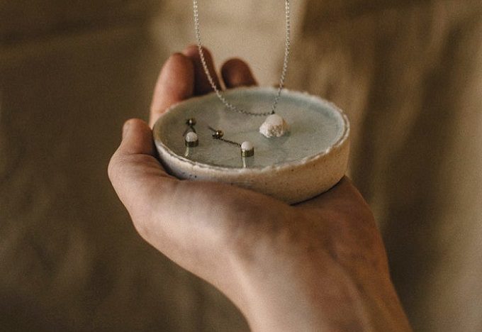 土や水のようなひんやりとした質感。「megumi tsukazaki」の白い