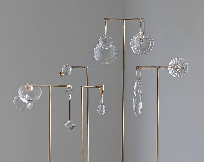 夏の耳元を涼やかに演出。ガラスの表情が魅力的な「Asuka Shimada」の