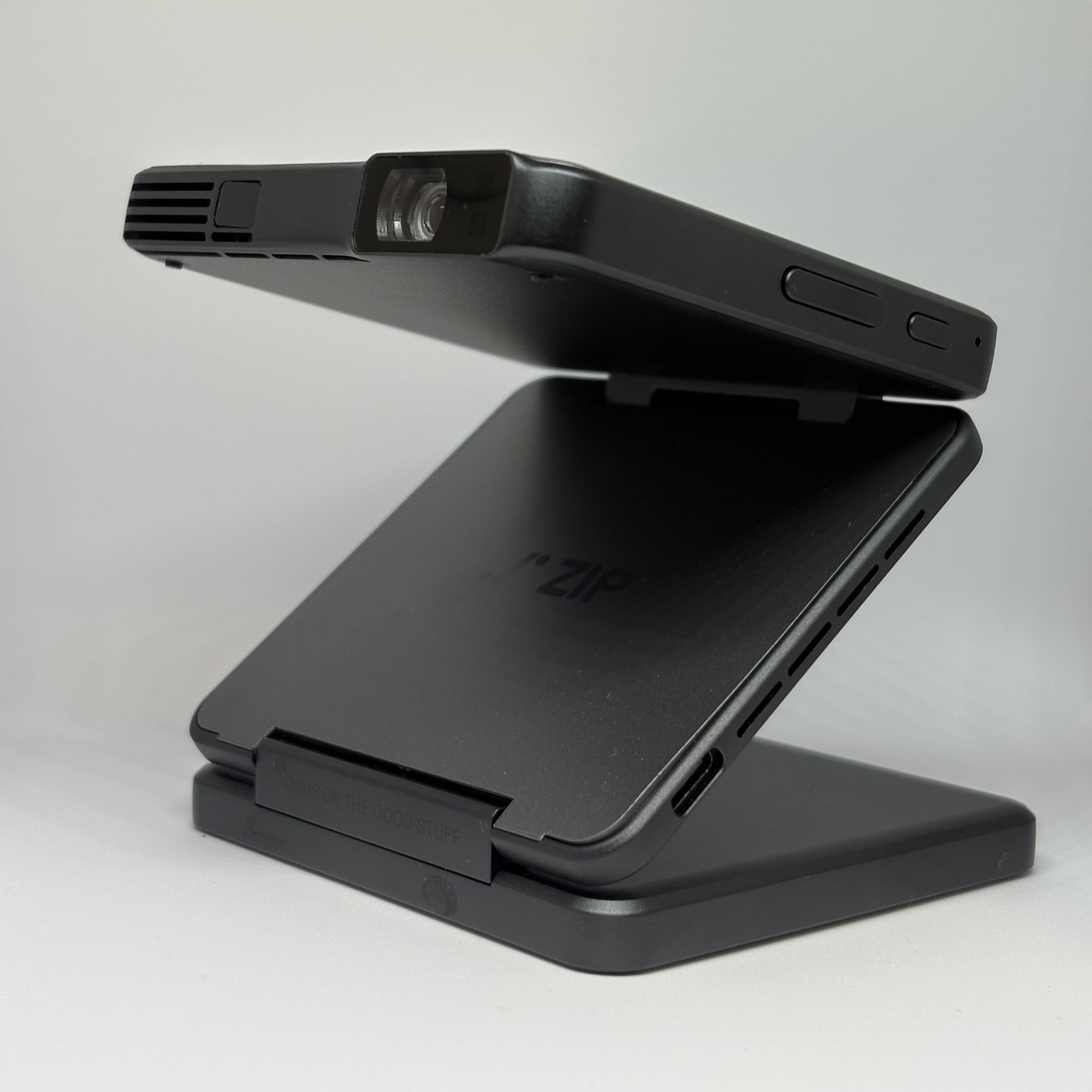 Aurzen ZIPレビュー｜手のひらサイズで100インチ投影可能なポータブル