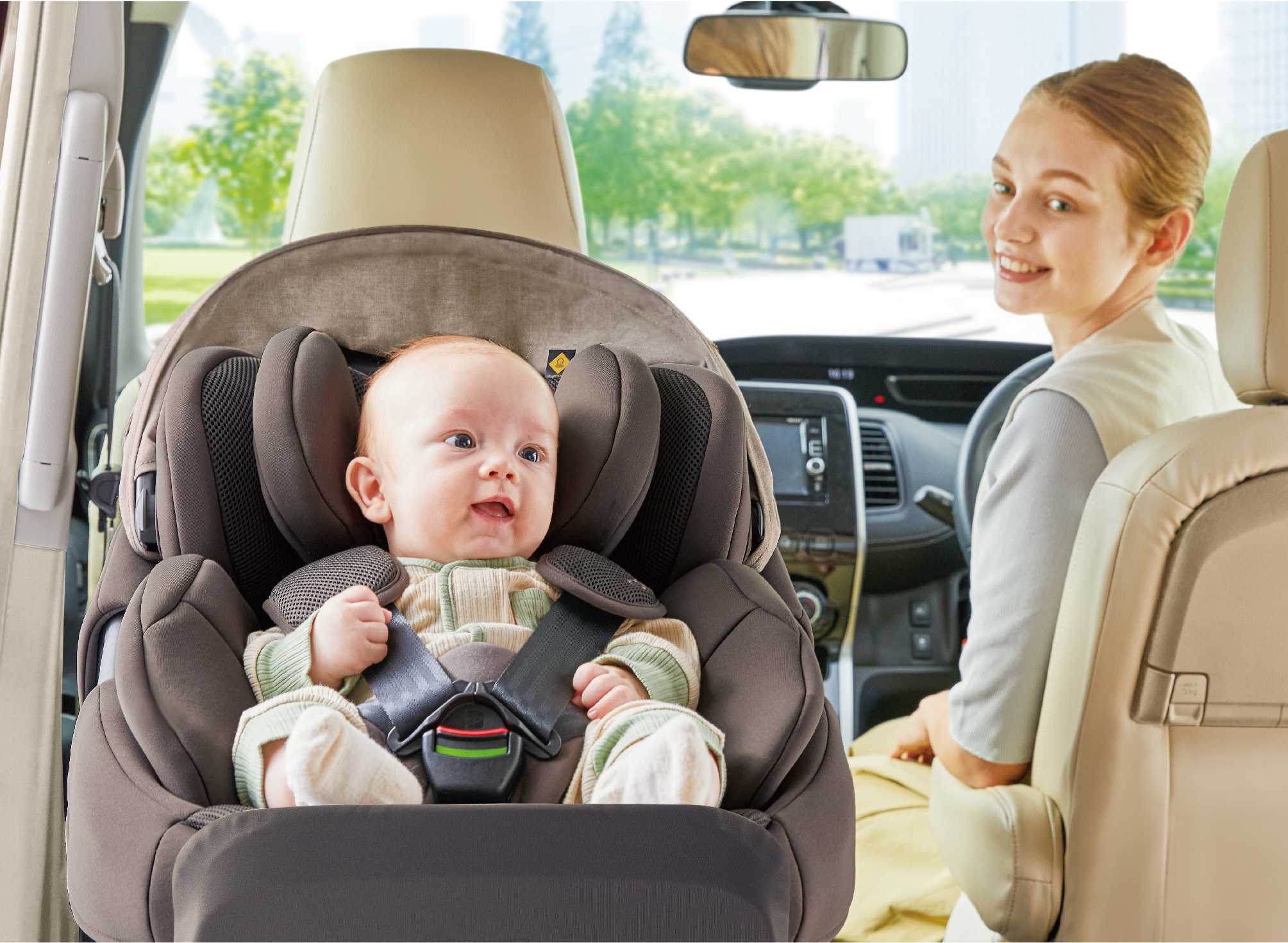 もしもの事故時の衝撃を、背中の広い面で吸収するチャイルドシート