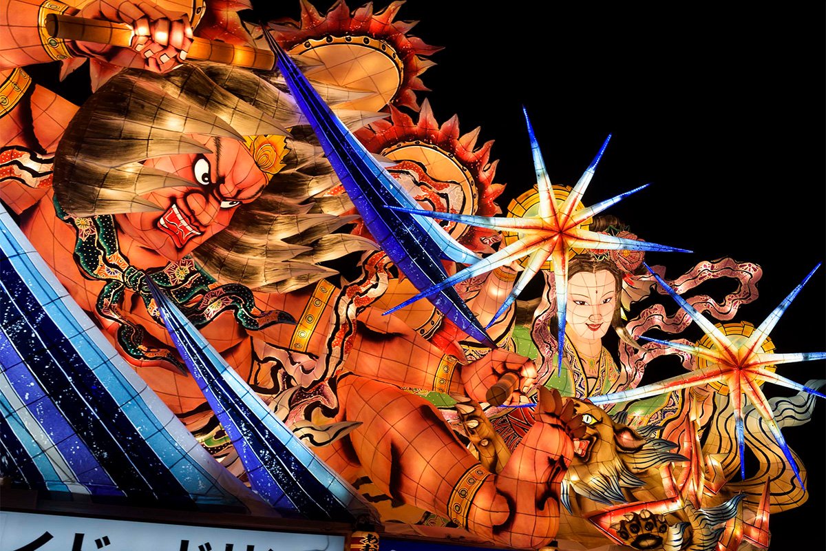 青森ねぶた祭》 巨大ねぶたが街を練り歩く！東北最大規模の祭り