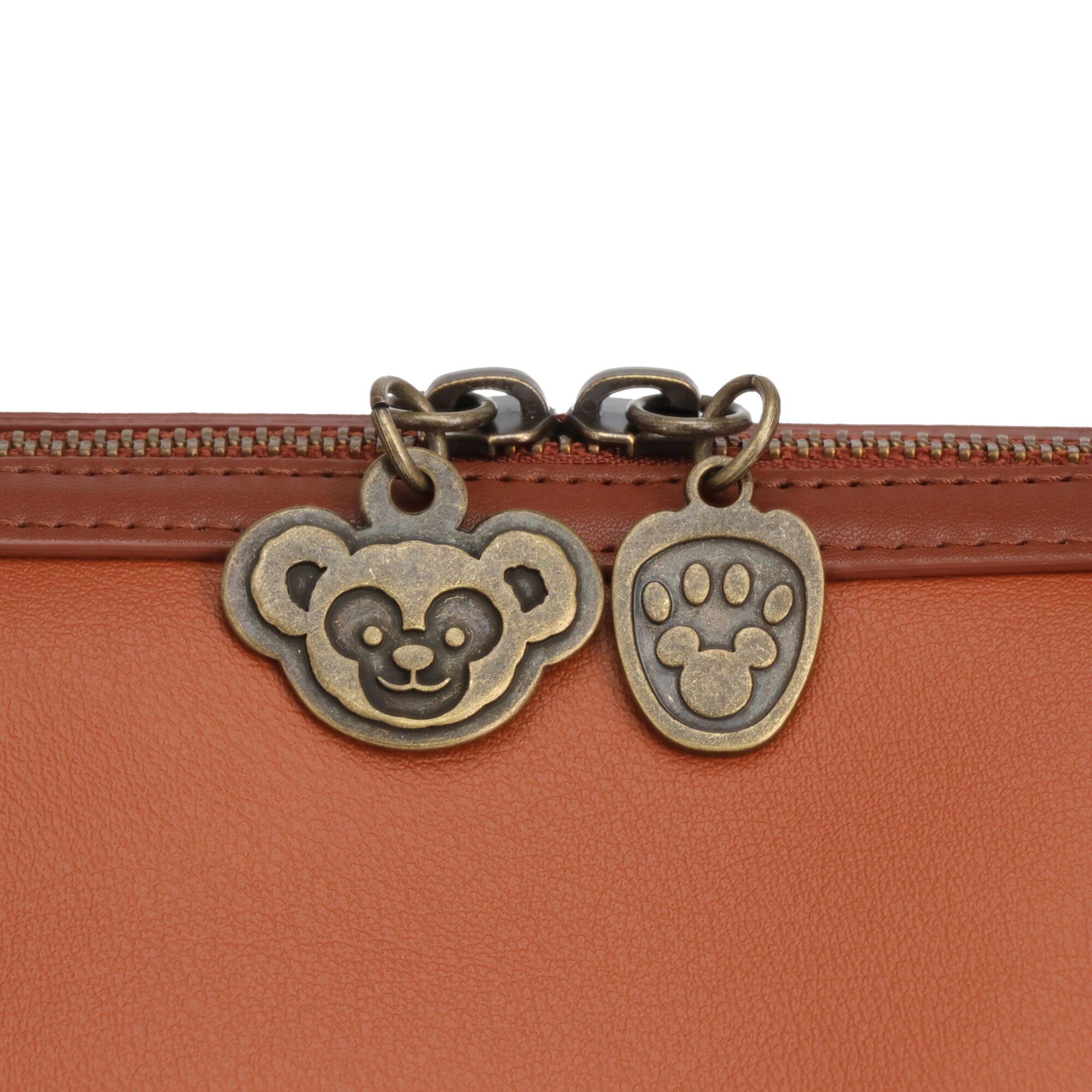 ダッフィー＆フレンズ20周年：カラフルハピネス」ボストンバックを発売