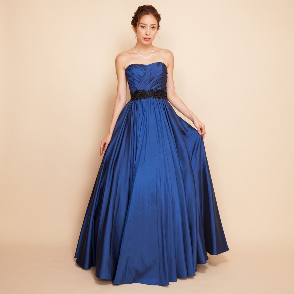 大人のパーティーには高貴な印象のネイビーカラーのドレス｜ドレス